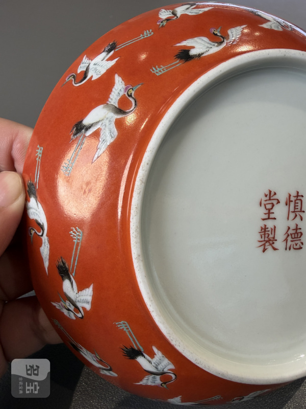清道光 珊瑚红地粉彩百鹤图盘一对 - 图16